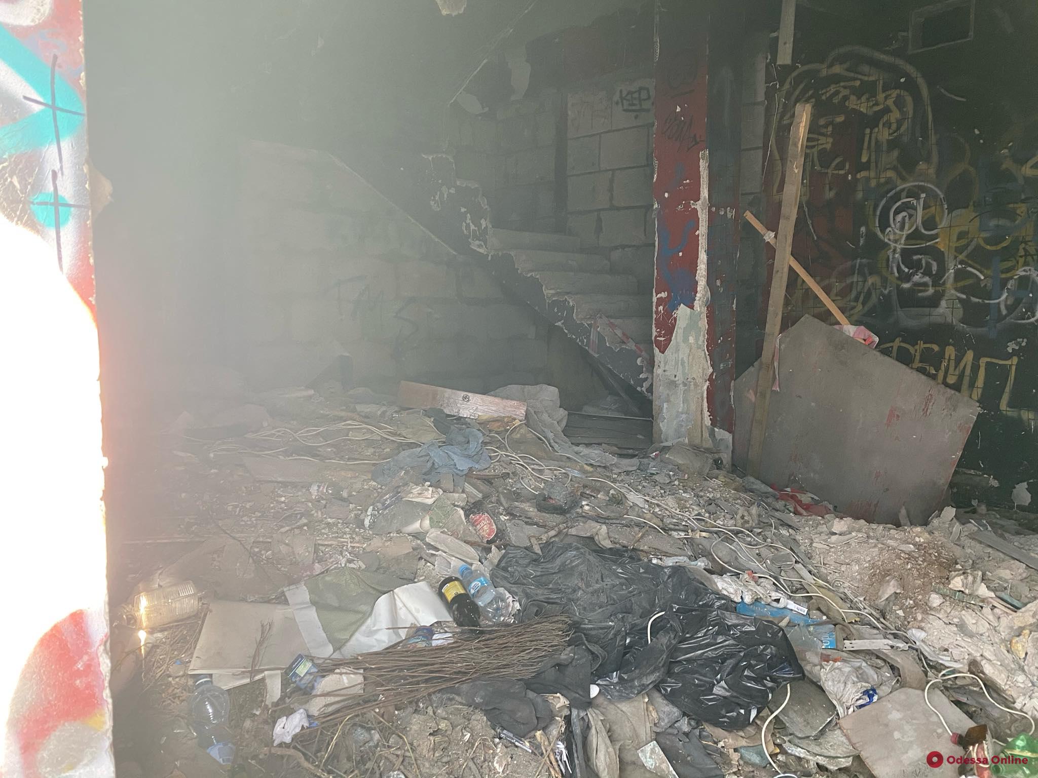 В заброшенном здании на Деволановском спуске произошел пожар
