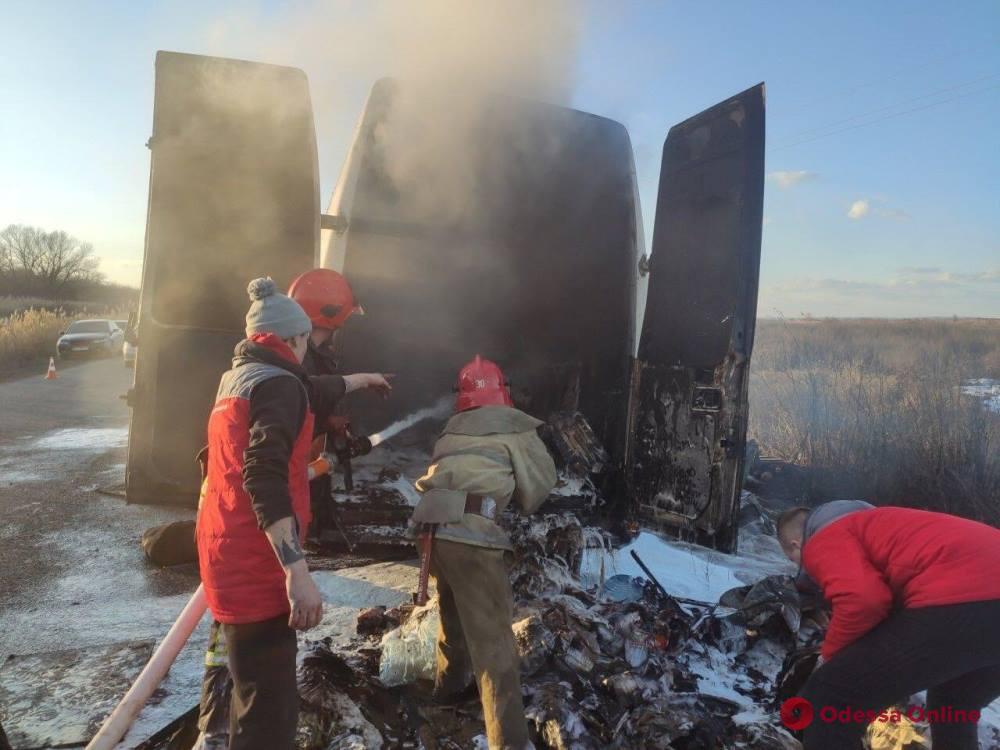 На автодороге в Одесской области горел микроавтобус