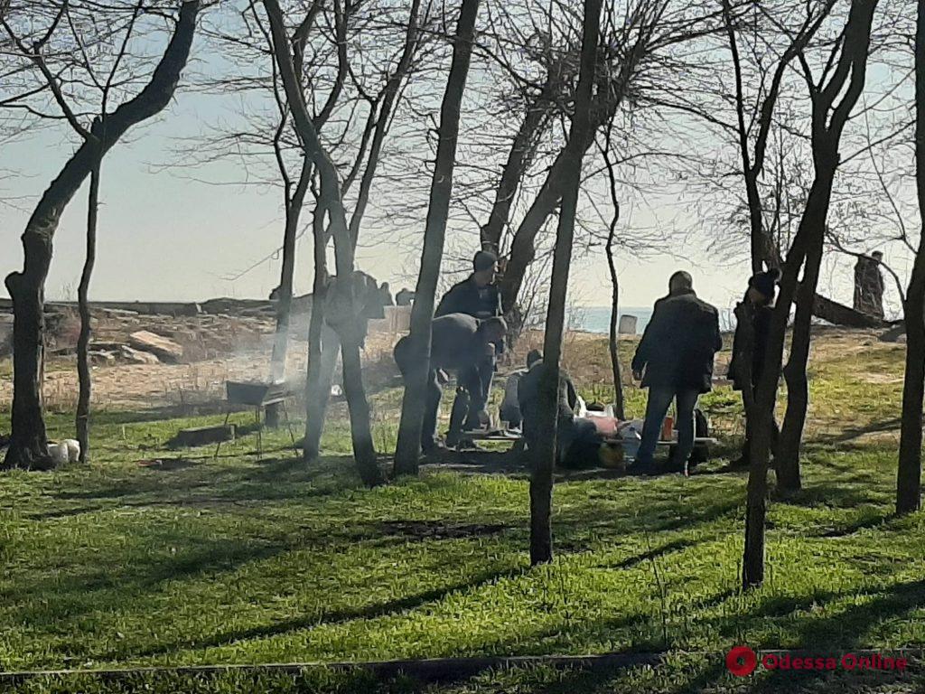 Пахнет весной и шашлыками: солнечный воскресный день в Лузановке (фоторепортаж)