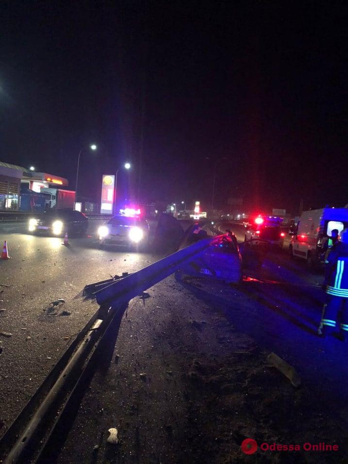 На Объездной дороге Honda влетела в отбойник – водитель погиб