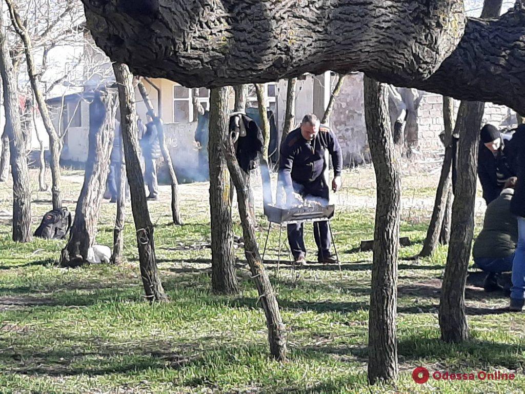 Пахнет весной и шашлыками: солнечный воскресный день в Лузановке (фоторепортаж)