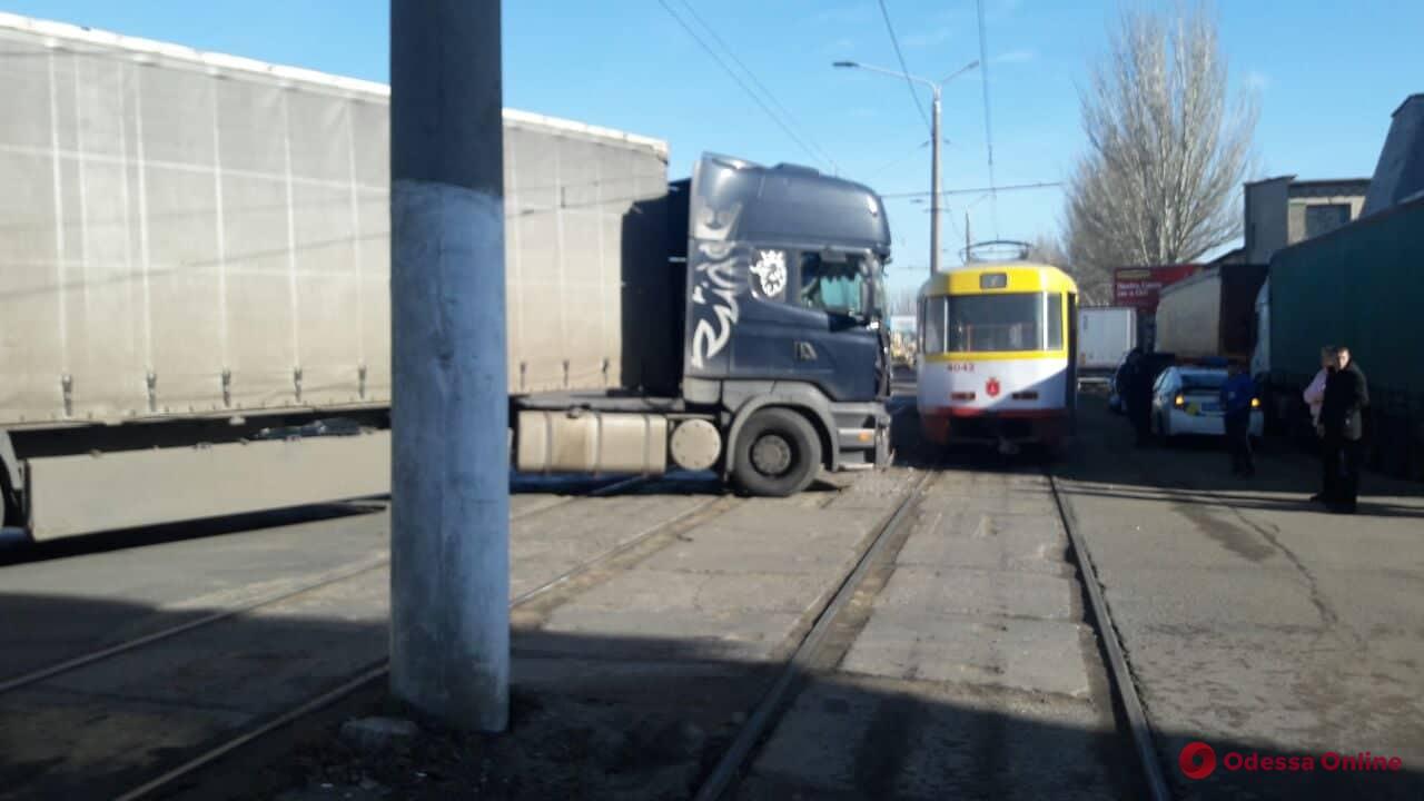 На Николаевской дороге грузовик врезался в трамвай