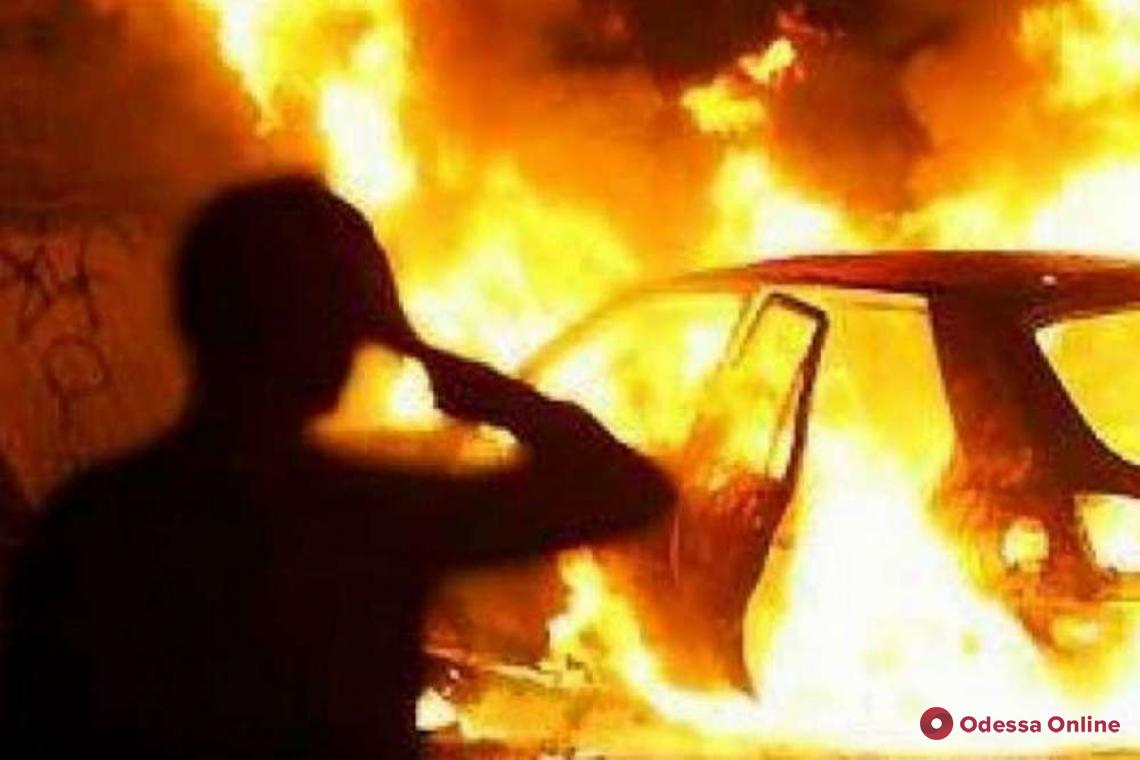 Ночью в Одессе подожгли автомобиль