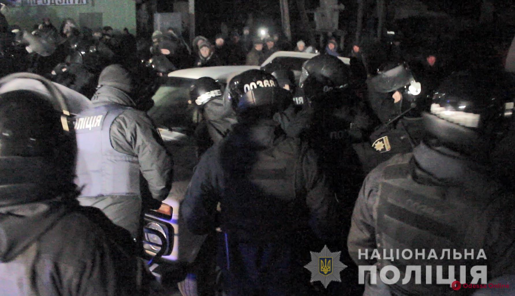 Жгли шины и бросались камнями: во время беспорядков в «Новых Санжарах» задержали 24 протестующих