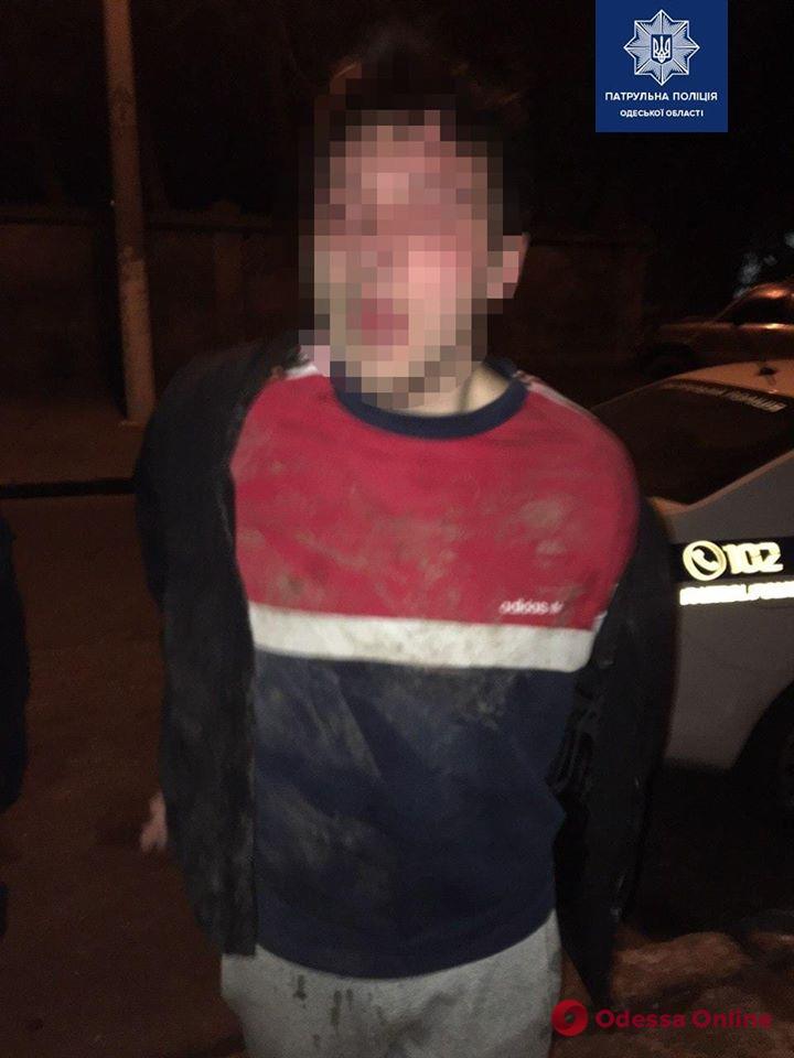 На Пироговской пьяный неадекват повредил припаркованные авто