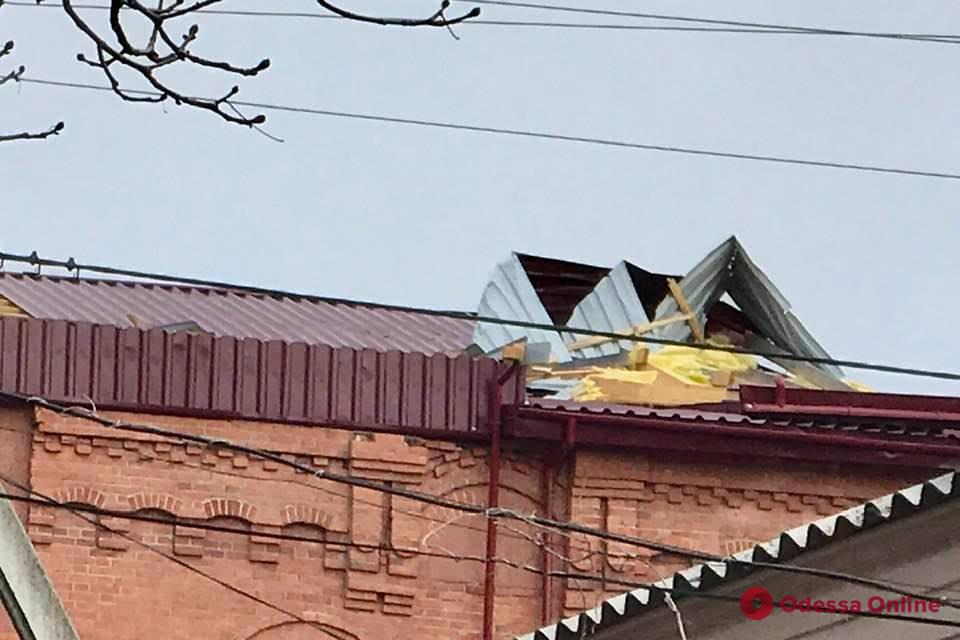 В Одесской области ураганный ветер сорвал крыши дома культуры и здания РЭСа (фото, видео)