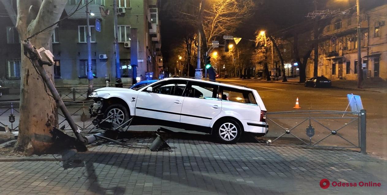 В центре Одессы автомобиль снес светофор