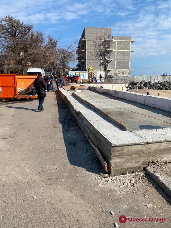 На пляже в Черноморке демонтируют незаконную стройку (фото)