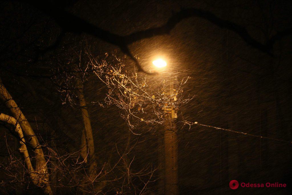 Снег и шторм: в Одессе началась настоящая зима (фото, видео)
