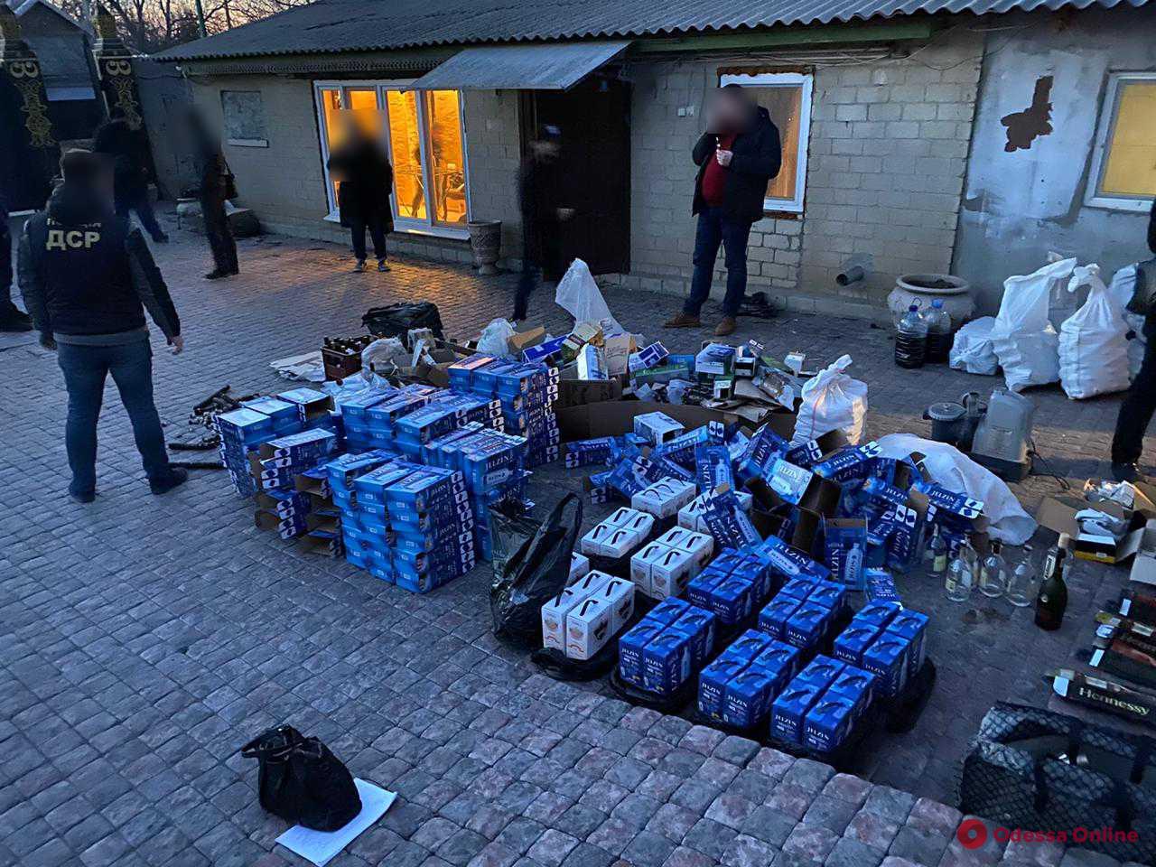 Hennessey, Absolute и Finlandia: в Одесской области нашли подпольный цех по производству «элитного» спиртного (фото)