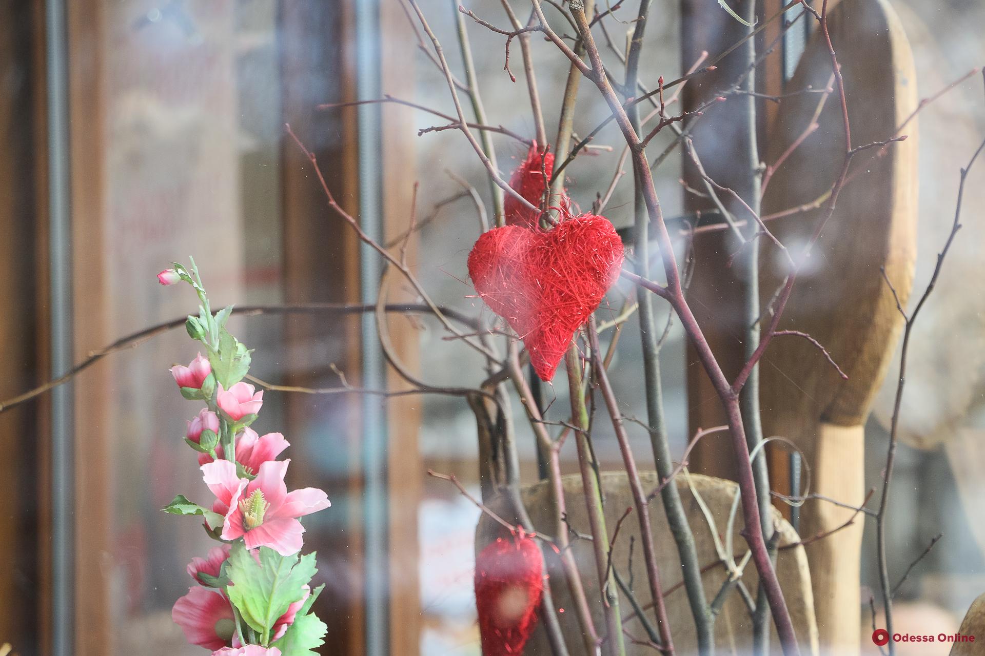 Одесские витрины преобразились ко Дню святого Валентина (фоторепортаж)