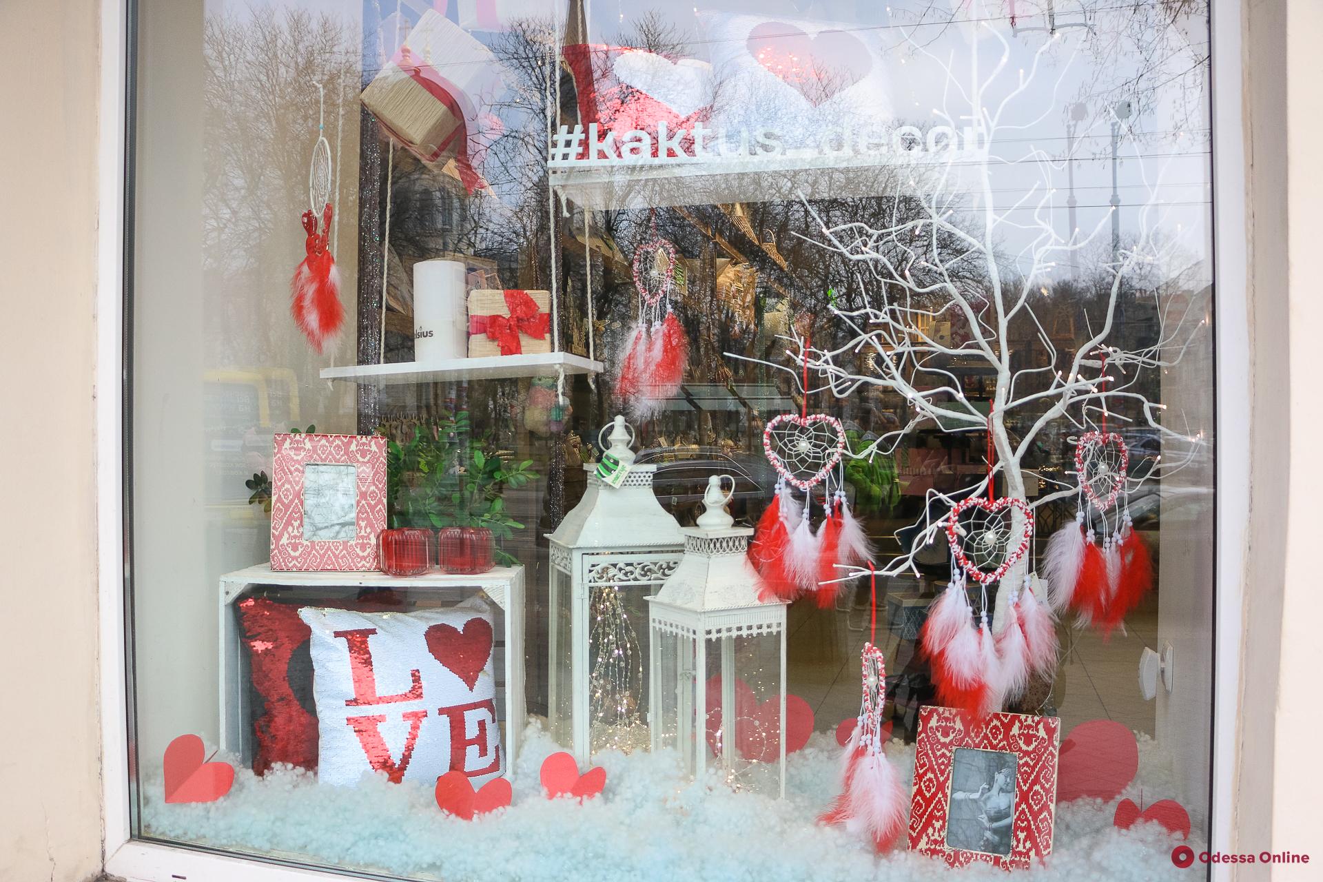 Одесские витрины преобразились ко Дню святого Валентина (фоторепортаж)