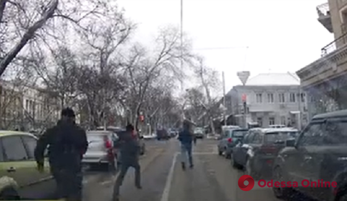 Одесские патрульные ловили сбежавшего грабителя (видео)