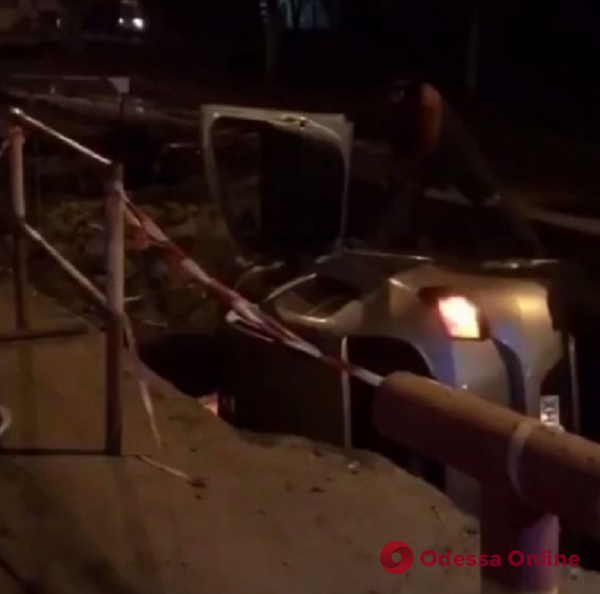 На Маршала Говорова автомобиль провалился в вырытую коммунальщиками яму (видео, обновлено)