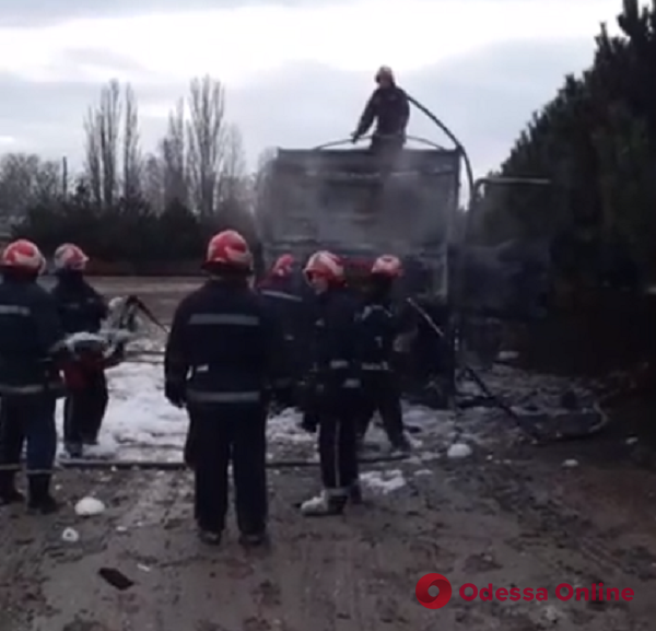 В Черноморске на стоянке вспыхнул грузовик – водитель сгорел в кабине (обновлено)