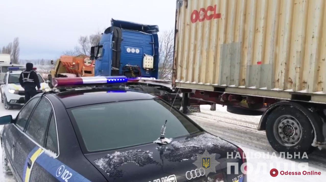 В Одесской области вызволили из снежного плена около семидесяти машин