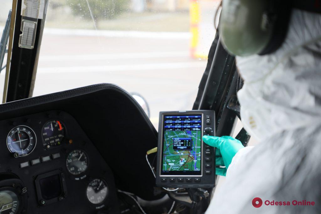 Украинским спасателям передали вертолет для транспортировки больных коронавирусом (фото, видео)