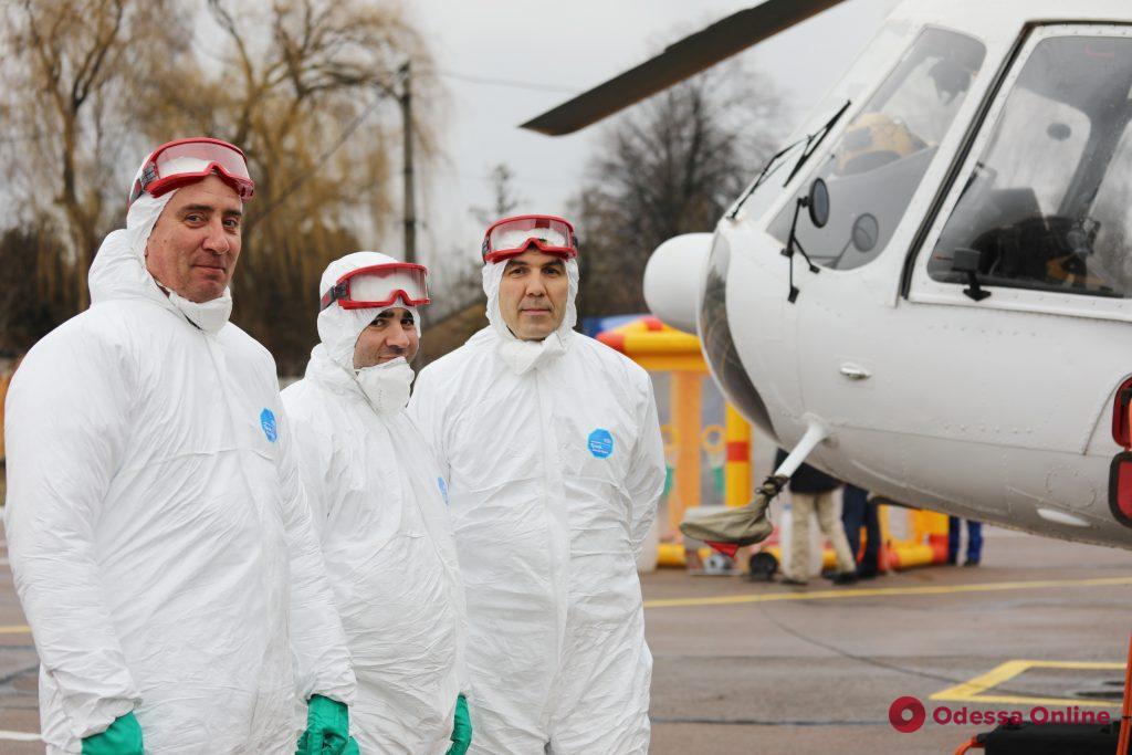 Украинским спасателям передали вертолет для транспортировки больных коронавирусом (фото, видео)