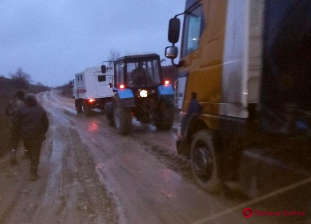 Последствия непогоды в Одесской области: застрявшие в грязи машины и упавшие деревья