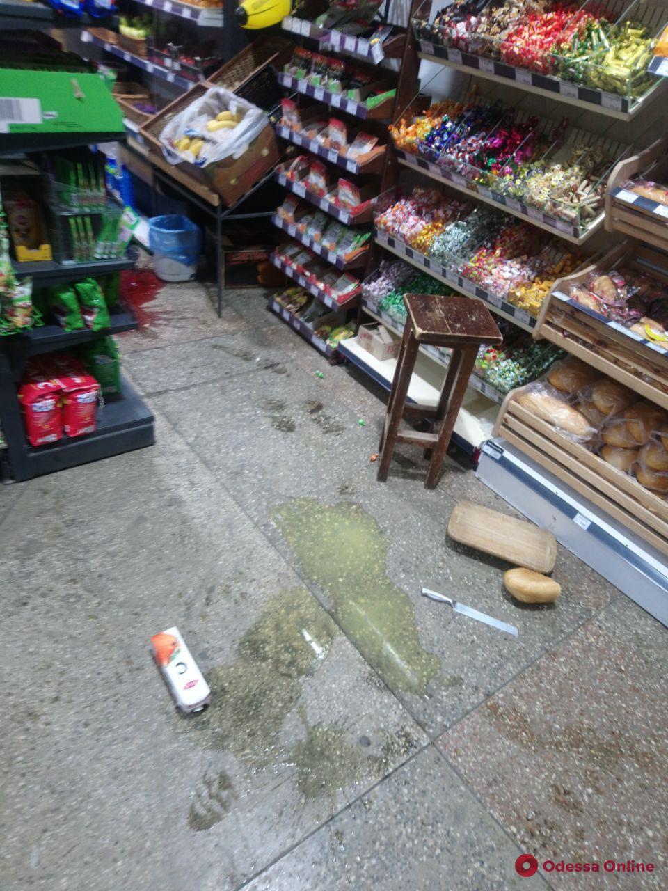 В магазине на Черемушках неадекватная девушка устроила погром (фото)