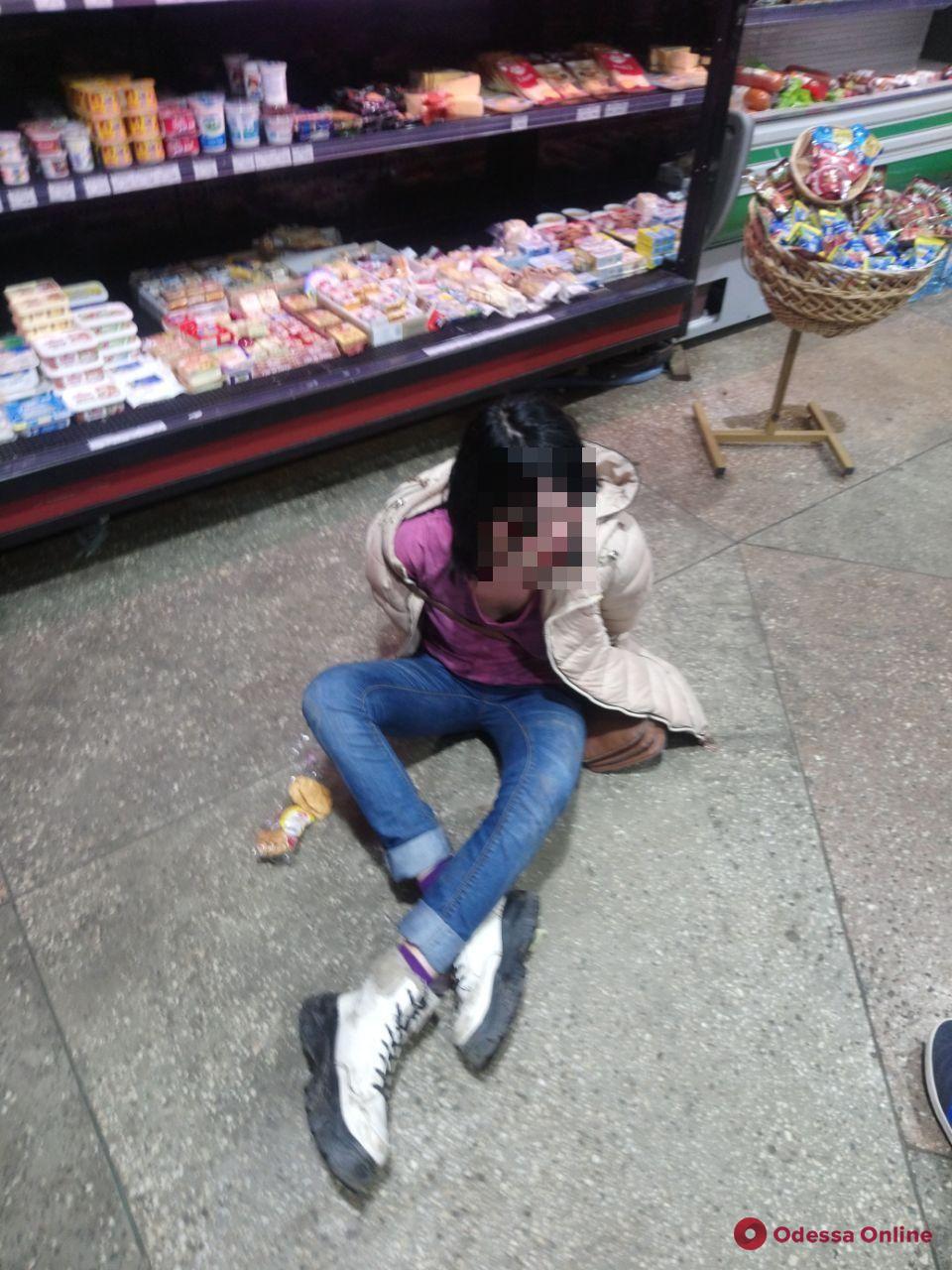В магазине на Черемушках неадекватная девушка устроила погром (фото)