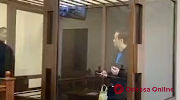 Угрожал взорвать себя гранатой: появилось видео из зала одесского суда