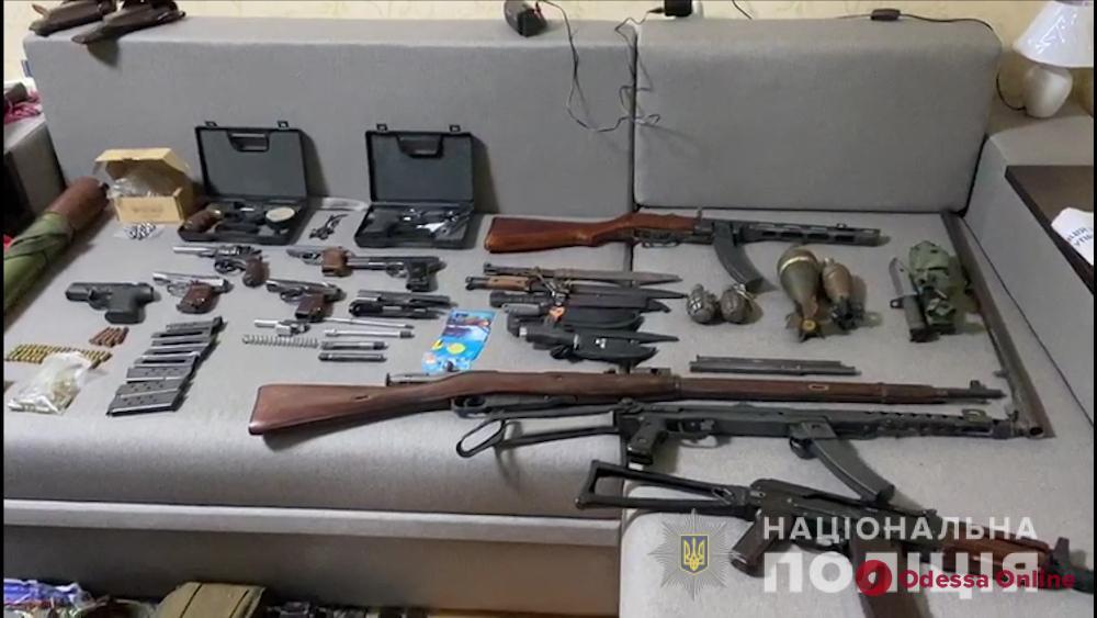 К одесскому «коллекционеру» оружия и боеприпасов нагрянули сотрудники полиции и СБУ (видео, обновлено)
