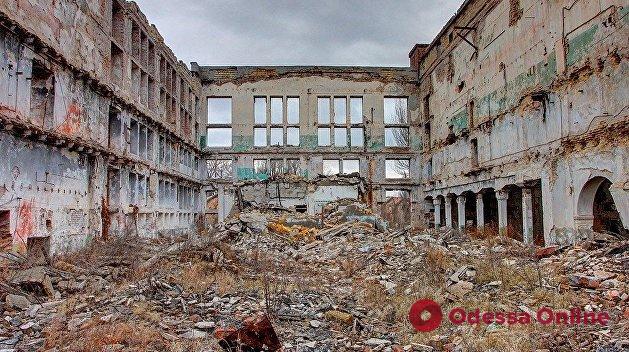 В Одессе тушили пожар на заброшенном заводе «Большевик»
