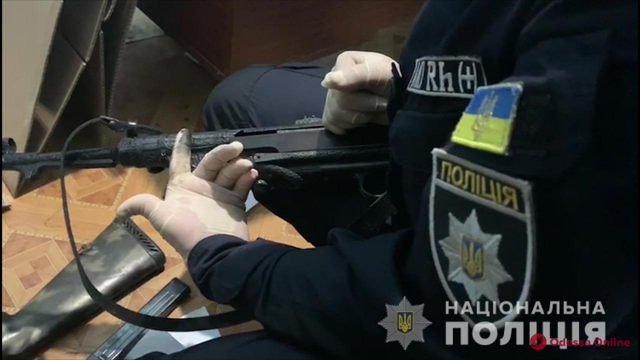 Пистолеты-пулеметы, РПД, MG 42 и гранаты: у жителя Усатово изъяли целый арсенал (видео)