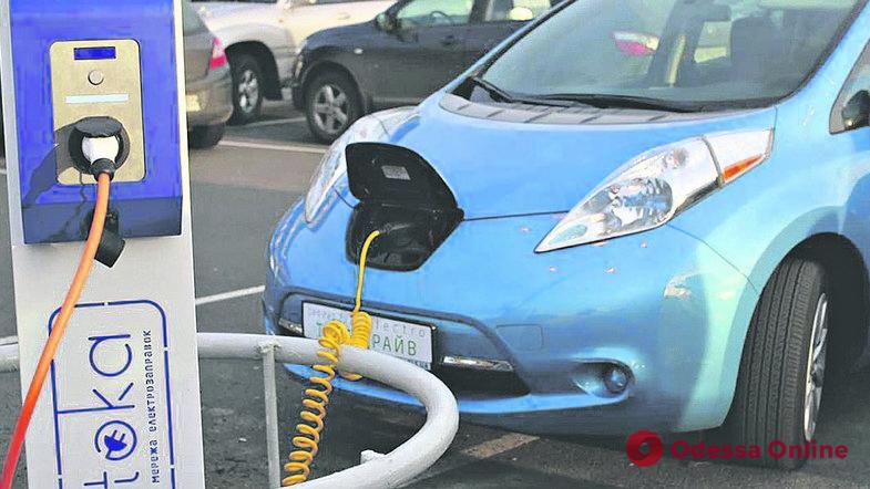 Одесских водителей будут штрафовать за парковку на местах для зарядки электромобилей
