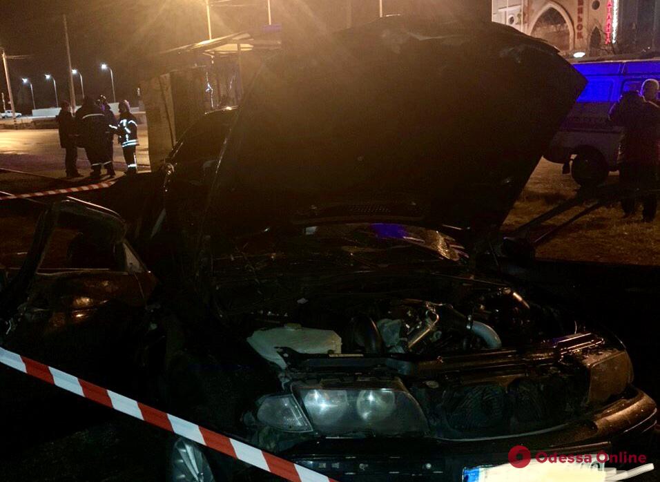 На окраине Одессы BMW въехал в столб: два человека погибли (фото, обновлено)