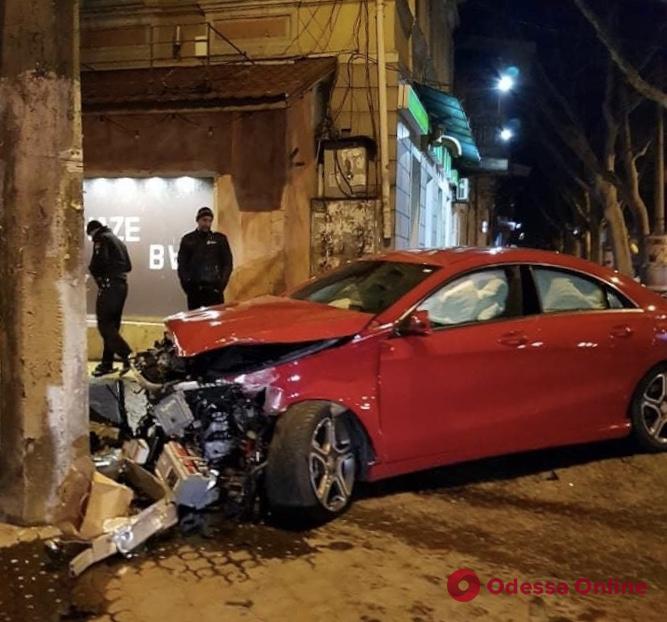 В центре Одессы автомобиль на скорости въехал в столб (фото)