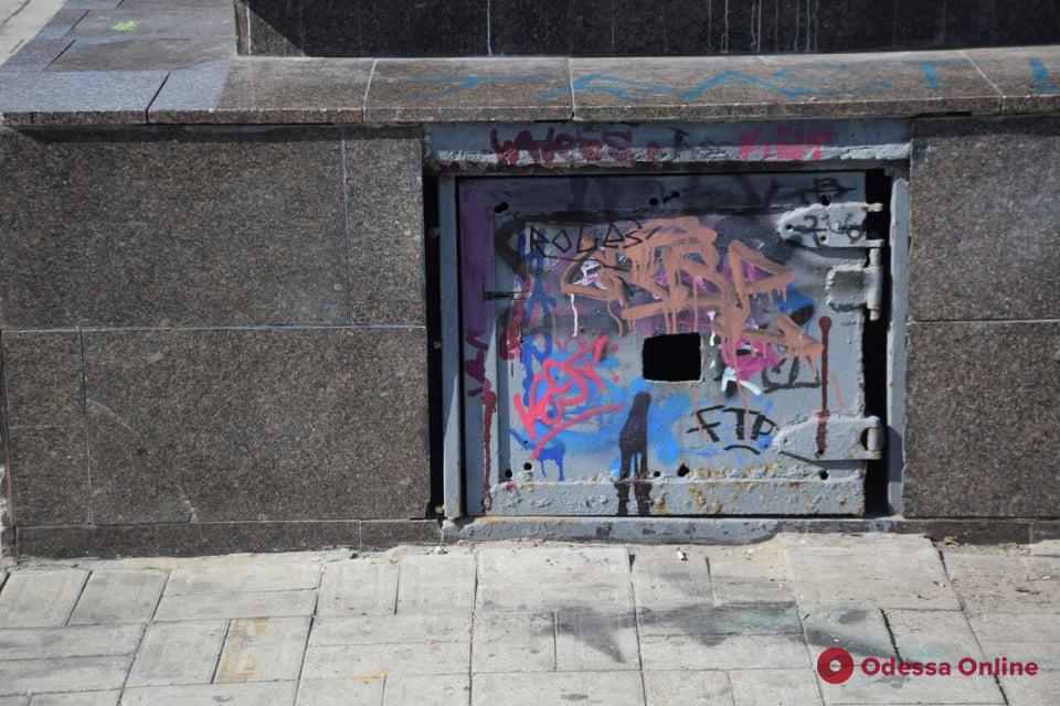 Вандалы снова разрисовали мемориал на площади 10 Апреля (фото)