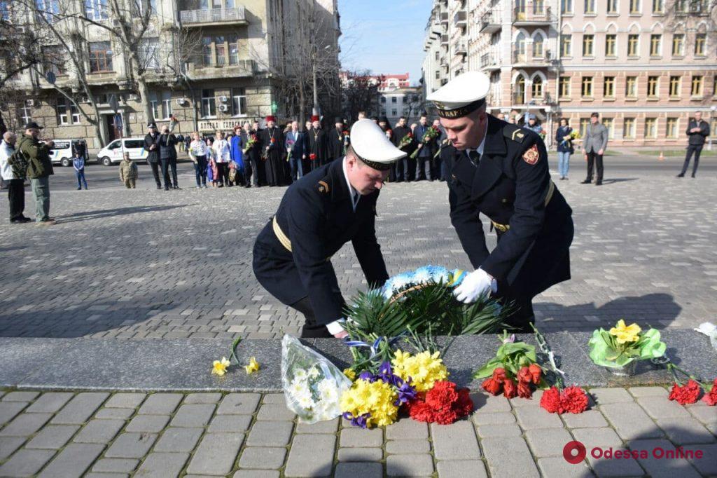 Одесситы возложили цветы к памятнику Тарасу Шевченко (фото)