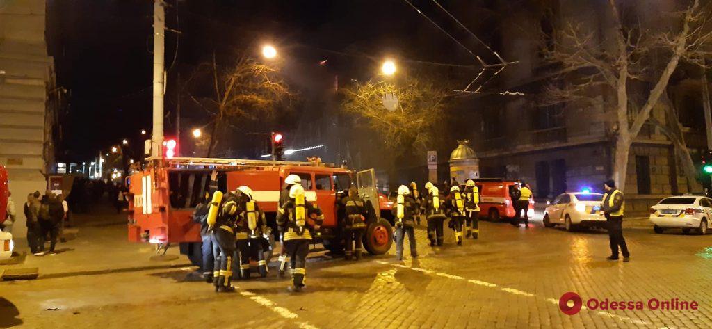 Спасатели тушат сильный пожар в здании на Греческой (фото, видео, обновляется)