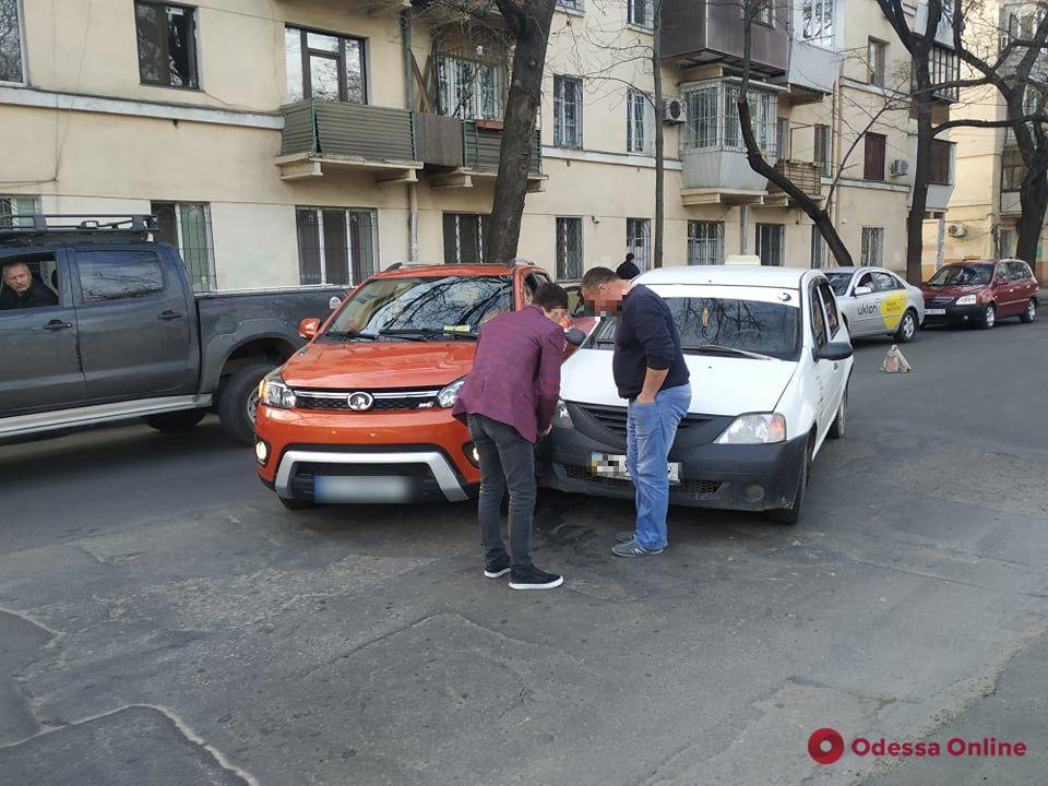 Возле Прохоровского сквера столкнулись легковушка и кроссовер