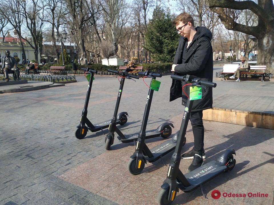 В центре Одессы запустили новую систему проката электросамокатов