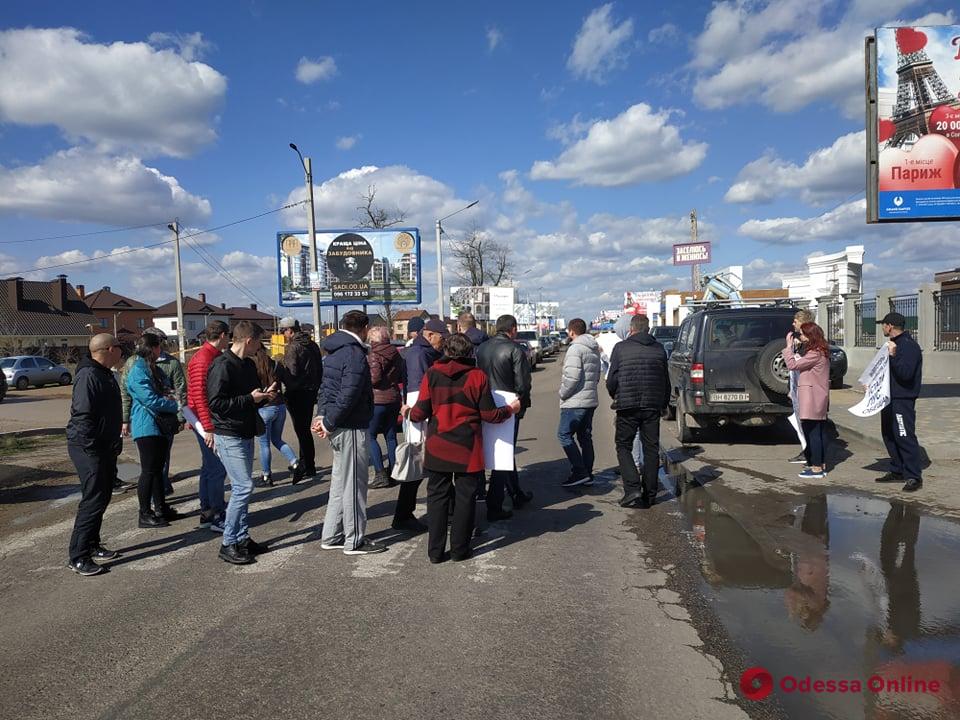 Инвесторы недостроя перекрыли дорогу возле ТРЦ «Ривьера» (фото)