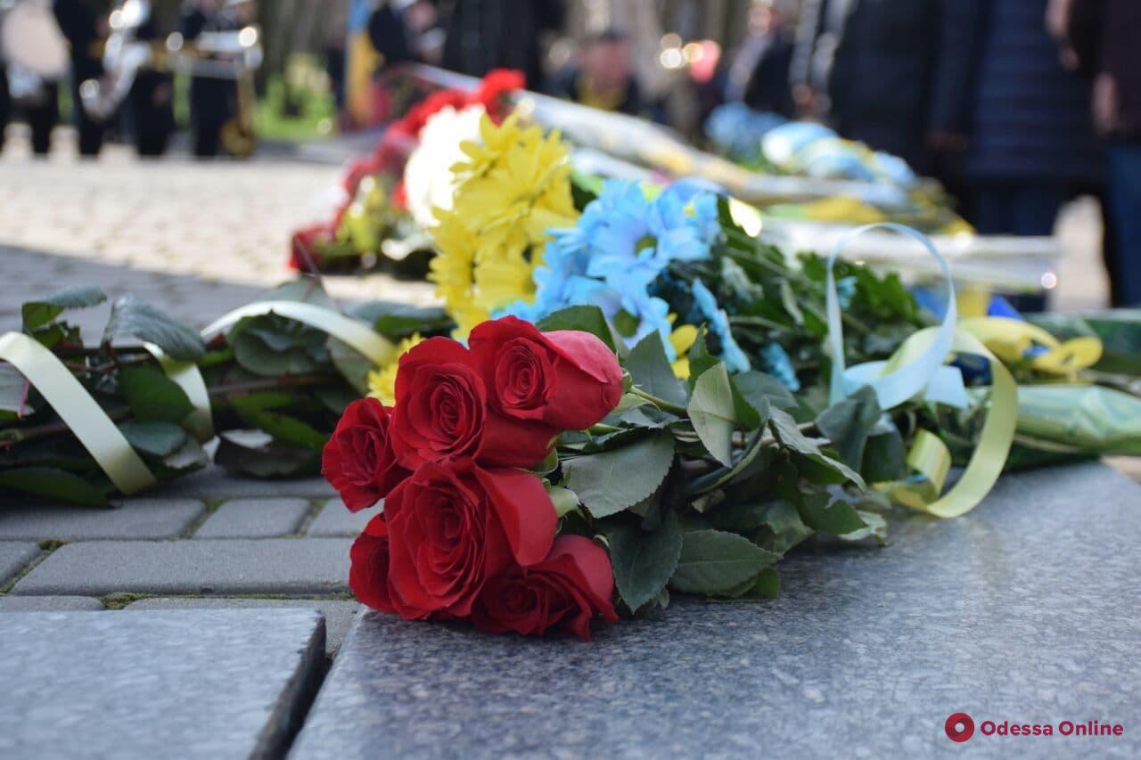Одесситы возложили цветы к памятнику Тарасу Шевченко (фото)