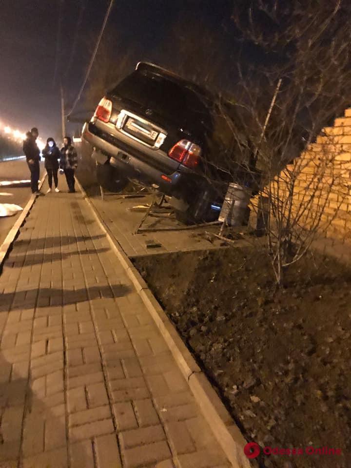 В Совиньоне внедорожник снес остановку и забор (фото)