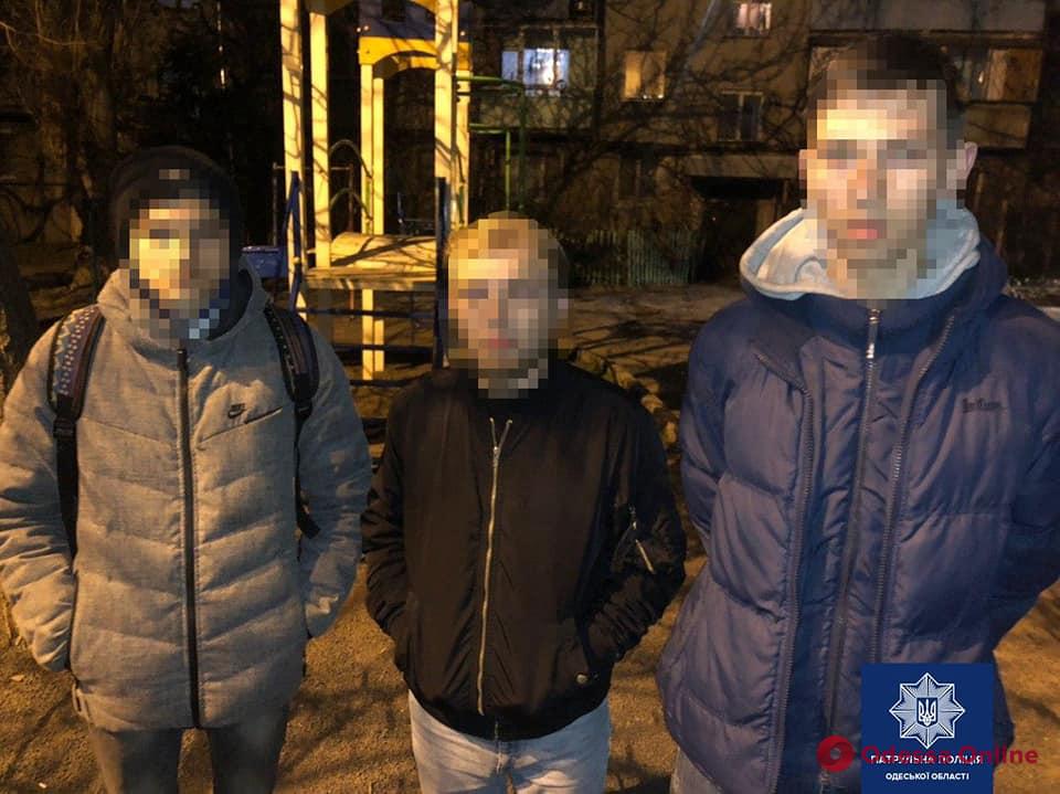 На Молдаванке трое парней пытались откупиться от патрульных за курение «травки» на детской площадке