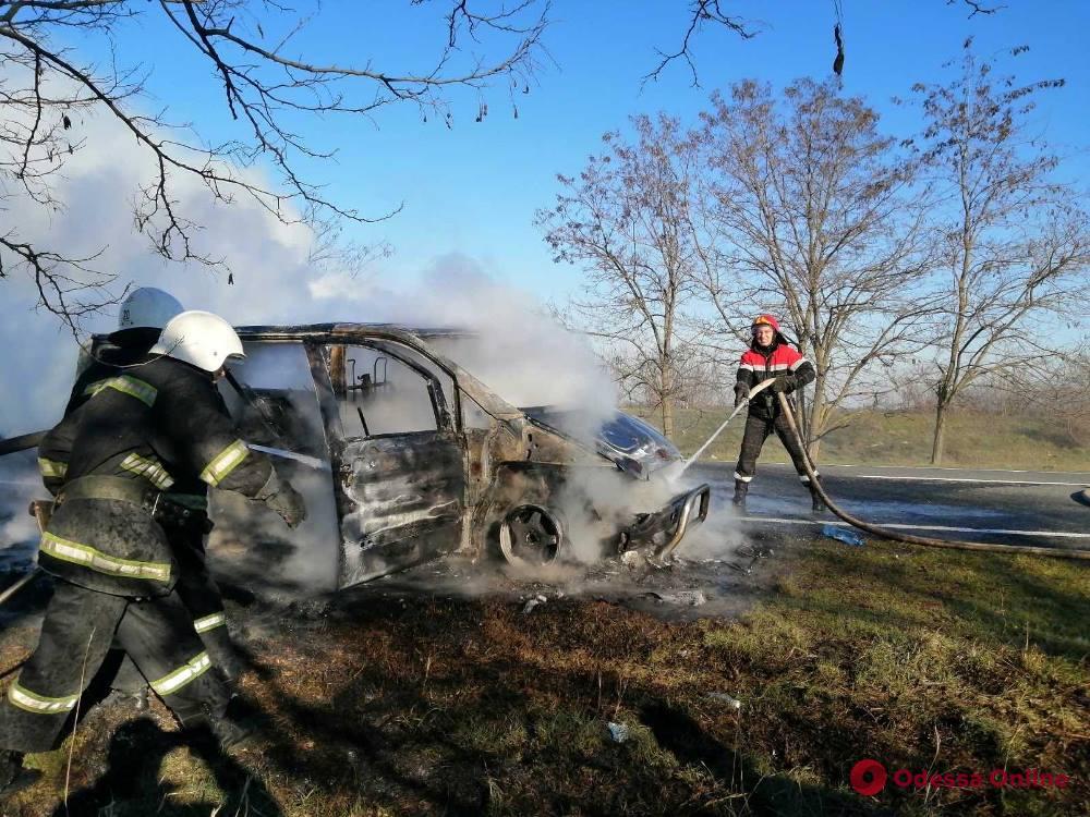 На трассе Одесса—Рени на ходу вспыхнул пассажирский микроавтобус