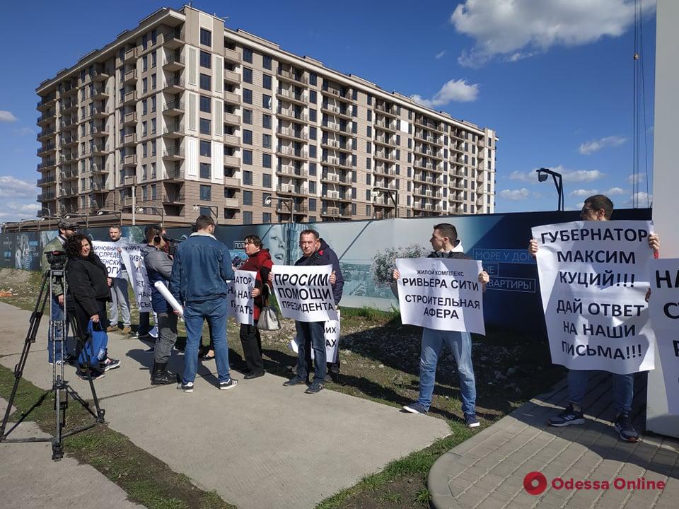 Инвесторы недостроя перекрыли дорогу возле ТРЦ «Ривьера» (фото)