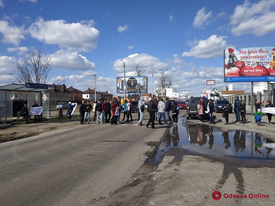 Инвесторы недостроя перекрыли дорогу возле ТРЦ «Ривьера» (фото)