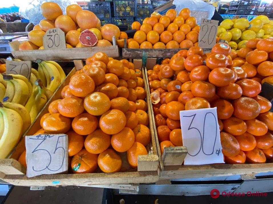 Ананасы, перец и морковь: воскресные цены на одесском «Привозе»