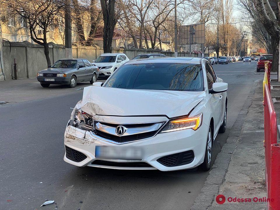 В центре Одессы Acura «догнала» BMW