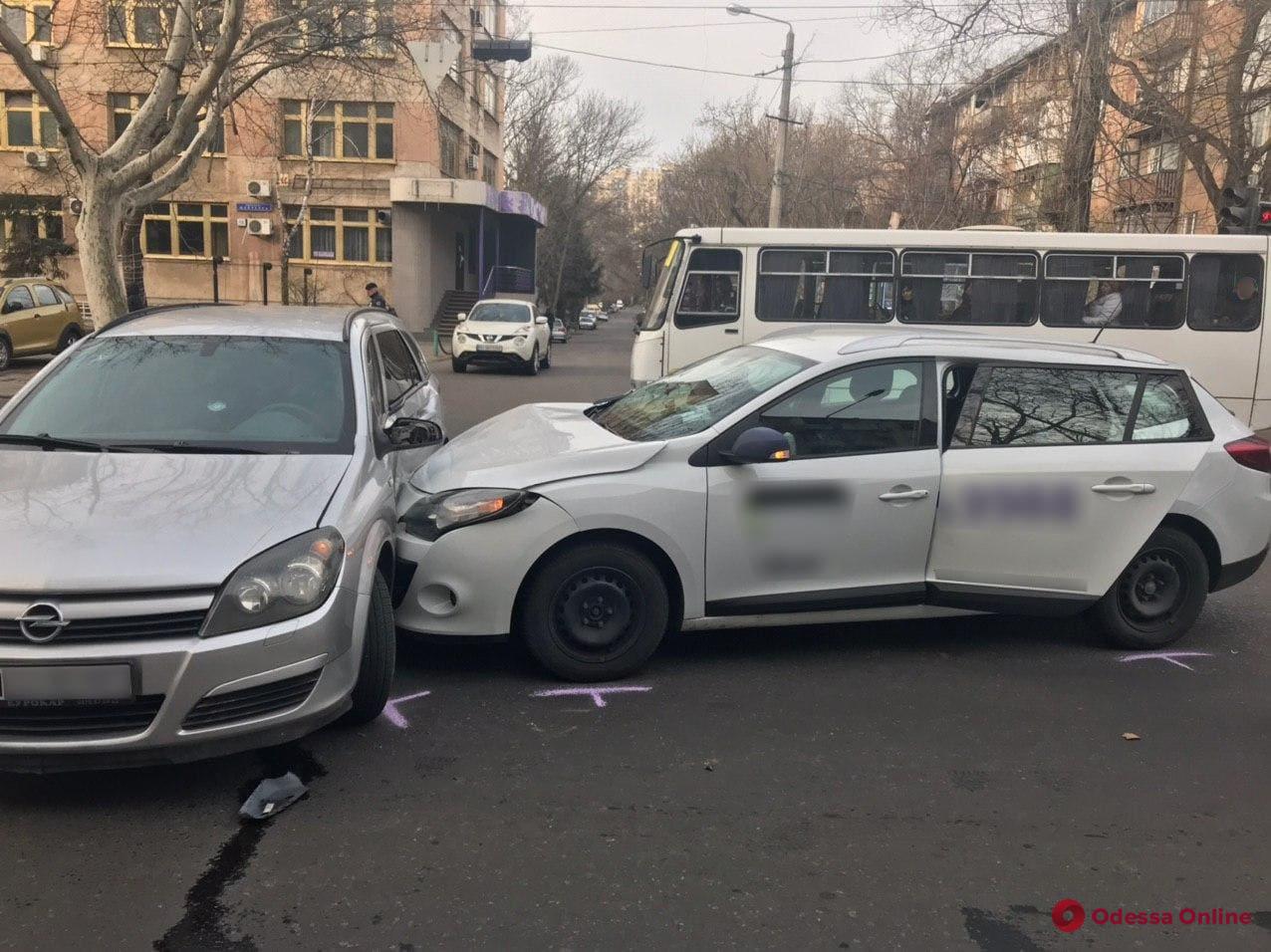 В аварии на проспекте Шевченко пострадала женщина
