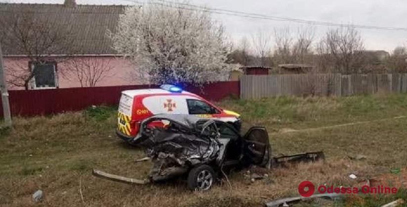 На трассе Одесса-Рени Nissan слетел в кювет и врезался в дерево