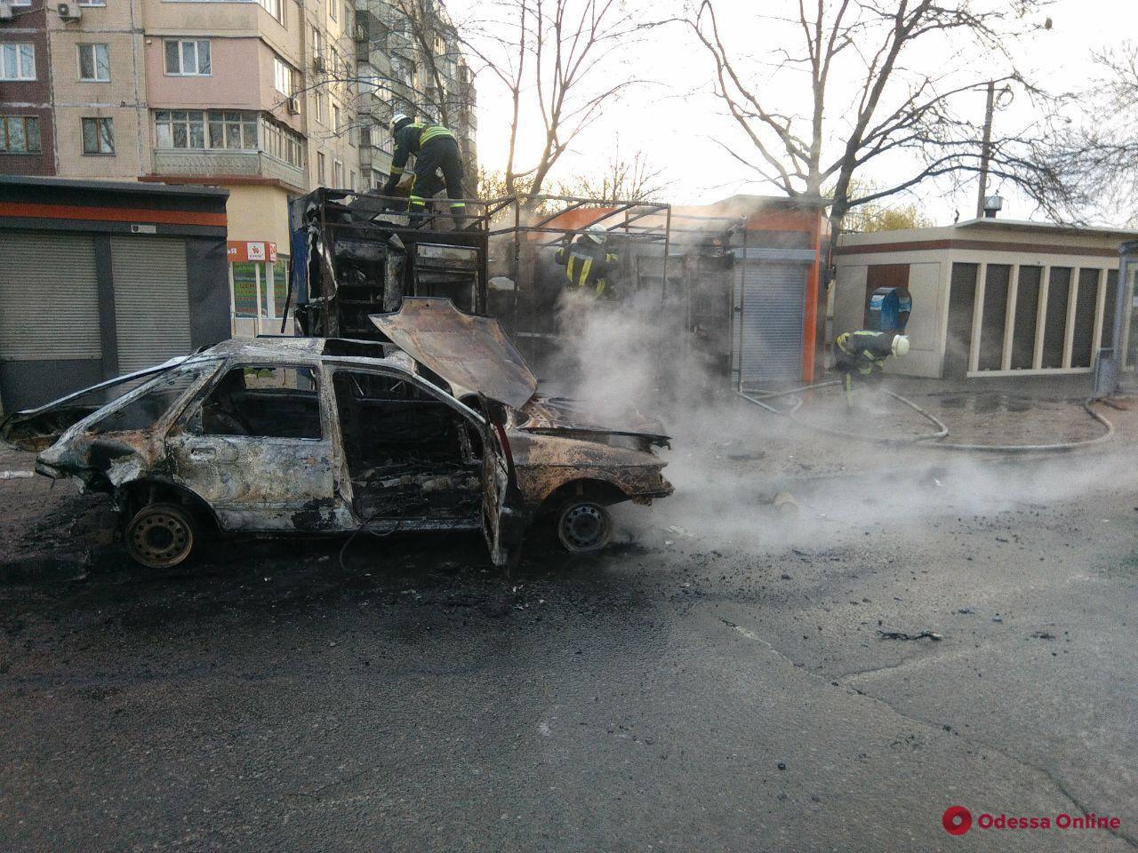 ДТП на Люстдорфской дороге: автомобиль врезался в МАФ и загорелся (обновлено, фото)