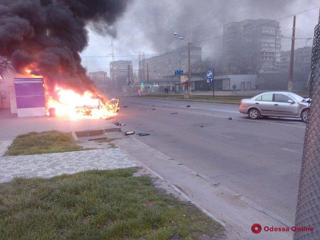 ДТП на Люстдорфской дороге: автомобиль врезался в МАФ и загорелся (обновлено, фото)